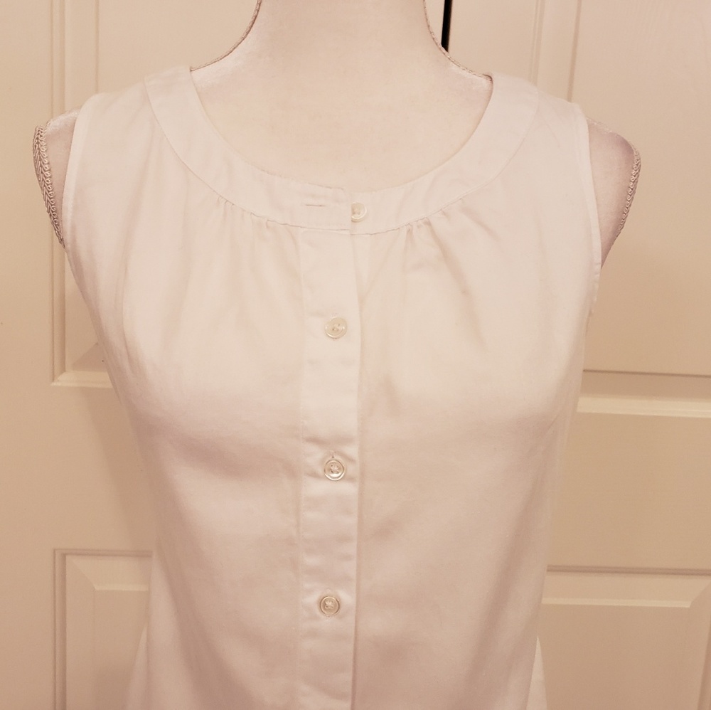 Van Heusen Sleeveless Button Up Top XS